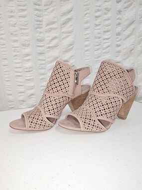 NWOT Vince Camuto Laser-Cut Peep Toe Block Heel Sandals - Blush Pink
